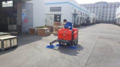 駕駛式掃地車用于工業(yè)廠區(qū)道路清掃